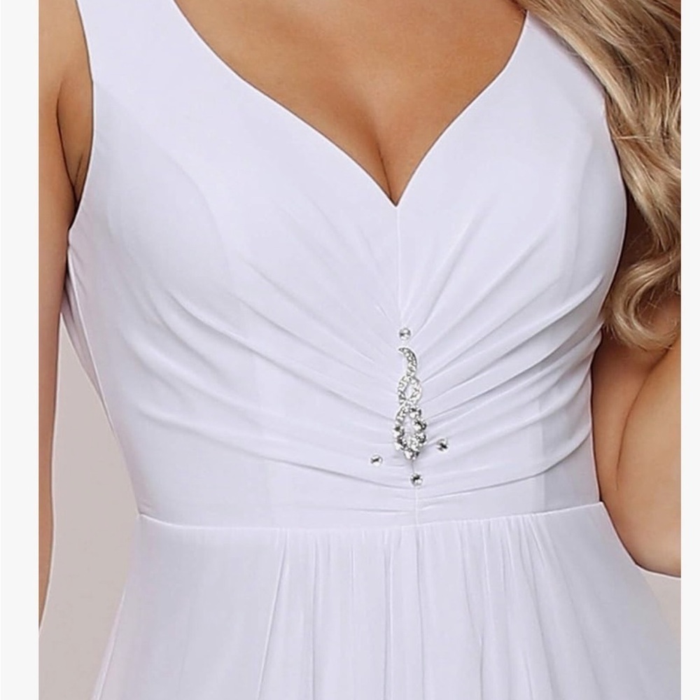 Elegant White Evening Gown - Picture 5 of 8